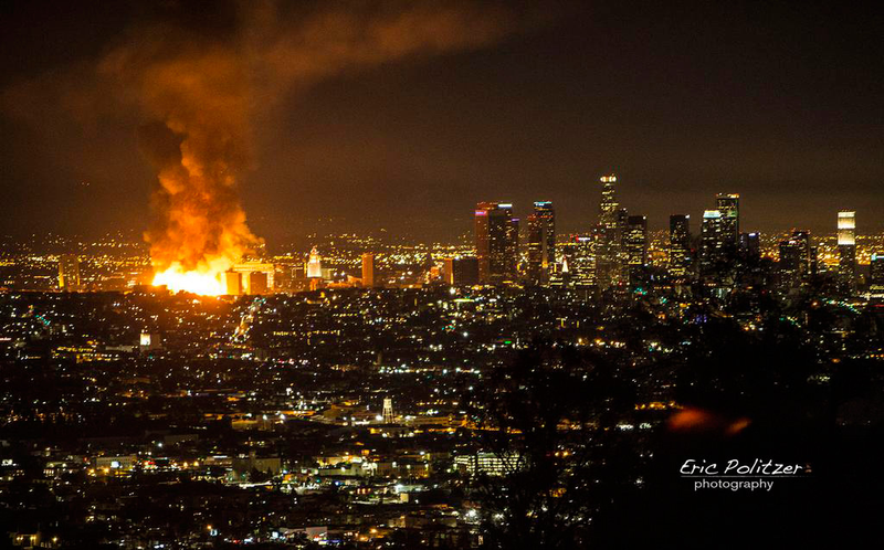 Illustration for article titled Impressive images of massive fire in downtown Los Angeles